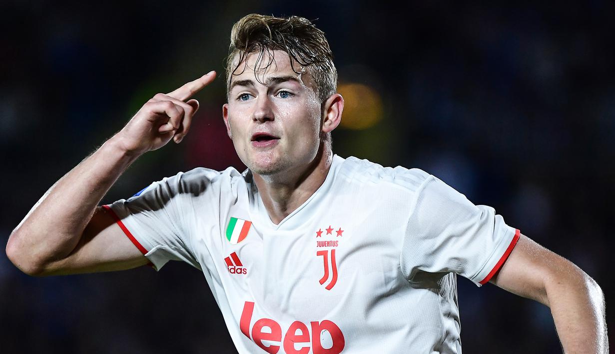 3. Matthijs de Ligt (Juventus) - Matthijs de Ligt mampu membuktikan dirinya menjadi salah satu bek tengah terbaik di dunia. Pemain berusia 21 tahun ini turut membawa Juventus meraih trofi juara Serie A musim 2019/2020. (AFP/Marco Bertorello)