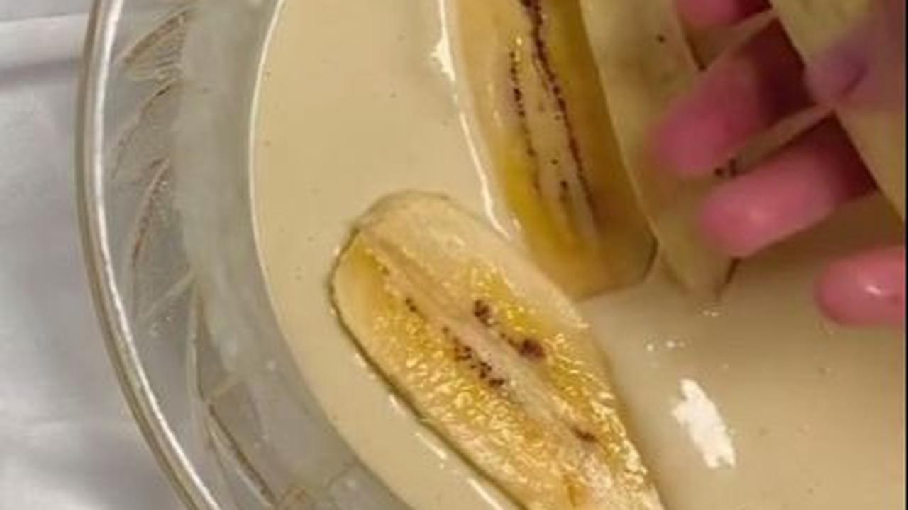 Celupkan Pisang pada Adonan
