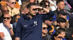 Pelatih Chelsea, Frank Lampard, mengamati permainan anak asuhnya saat melawan Brighton and Hove Albion pada pekan ke-31 Premier League 2022/2023, Sabtu (15/4/2023). Melawan Brighton & Hove Albion di Stamford Bridge, The Blues justru takluk dengan skor 1-2. (AP Photo/Kirsty Wigglesworth)