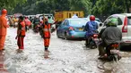 Petugas PPSU Srengseng Sawah melakukan pengaturan kendaraan yang melintas di jalan Lenteng agung, Jakarta, (12/2). Akibat Hujan deras,  jalan Lenteng Agung tepat di depan Universitas Pancasila  tergenang banjir hingga 50 cm. (Liputan6.com/Yoppy Renato)
