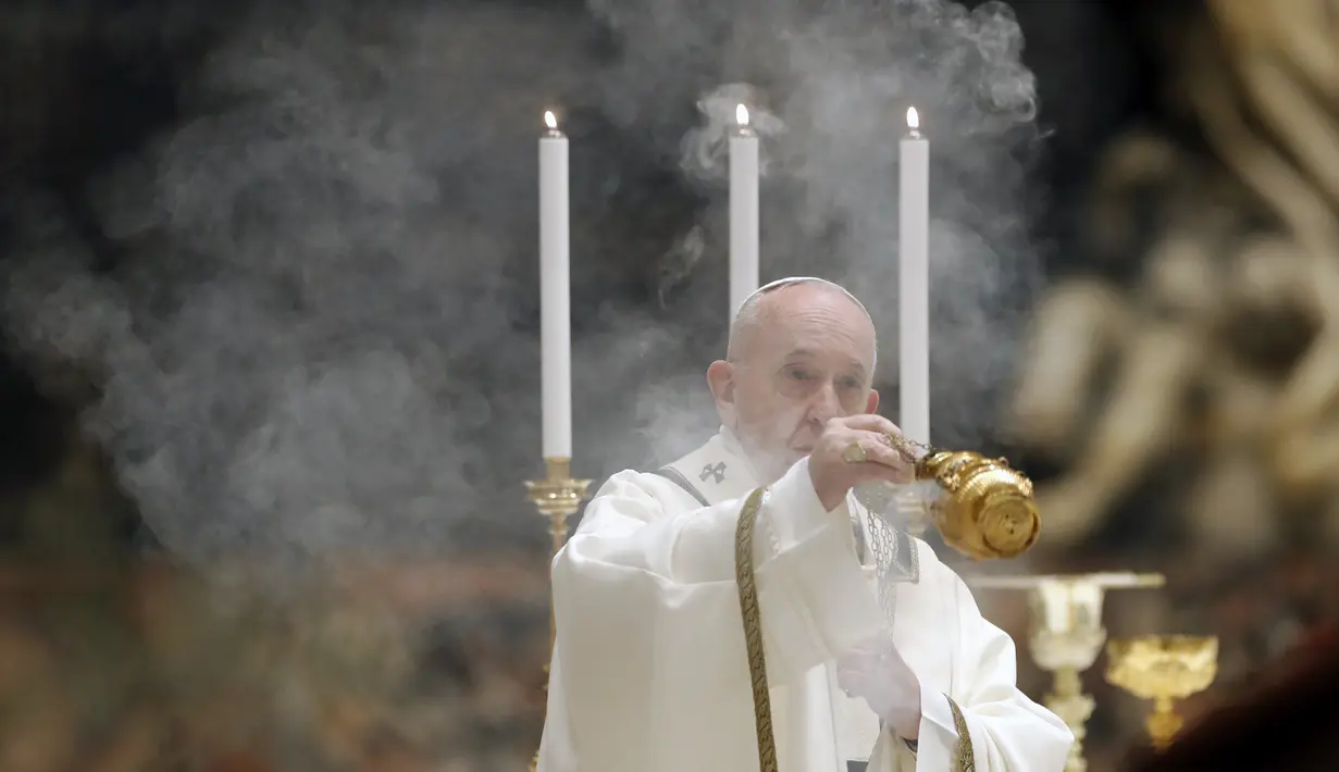 Paus Fransiskus menyebarkan asap dupa saat memimpin Misa Malam Paskah di Basilika Santo Petrus, Vatikan, Sabtu (11/4/2020). Misa ini tidak dihadiri jemaat karena pandemi virus corona COVID-19. (Remo Casilli/Pool Photo via AP)