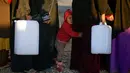 Seorang bocah ikut mengantre bahan bakar yang akan digunakan untuk memasak dan penerangan di Khazer Camp, Irak, Kamis (24/11). (REUTERS / Mohammed Salem)