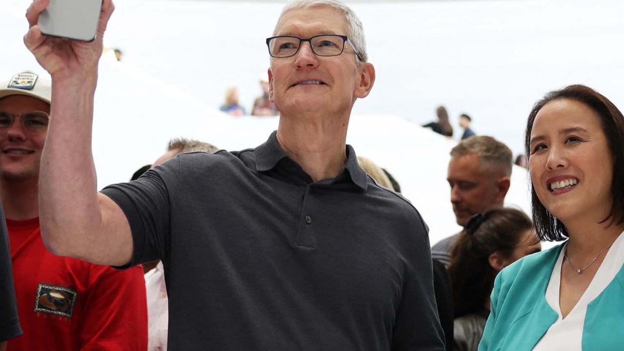 Apple resmi meluncurkan&nbsp; iPhone 15 Series melalui Apple Event bertajuk Wonderlust pada Rabu (13/9/2023) dini hari WIB. Di antara deretan ponsel baru Apple tersebut, ada&nbsp; iPhone 15 Pro dan iPhone 15 Pro Max yang dirancang sebagai iPhone kasta ter
