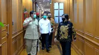 Menhan Prabowo Subianto didampingi Wamenhan Sakti Wahyu Trenggono bertemu dengan Menteri LHK Siti Nurbaya Bakar. (dokumentasi Kemhan))