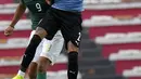 Pemain Bolivia Marcelo Martins (kiri) dan pemain Uruguay Jose Gimenez melakukan sundulan pada pertandingan kualifikasi Piala Dunia 2022 di Stadion Hernando Siles, La Paz, Bolivia, 16 November 2021. Bolivia menang 3-0. (AP Photo/Juan Karita)