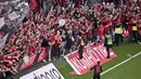 Suporter Bayer Leverkusen merayakan gol yang dicetak oleh Florian Wirtz (10) pada laga lanjutan Liga Jerman 2023/2024 melawan Weder Bremen di BayArena, Leverkusen, Jerman, Senin (15/04/2024) WIB. (AP Photo/DPA/David Inderlied)