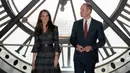 Pangeran William dan Kate Middleton usai melihat jam besar terkenal di Musee d'Orsay, Paris, 18 Maret 2017. Ini merupakan perjalanan pertama pangeran William ke Prancis semenjak kecelakaan tragis Puteri Diana pada 1997 (Francois Guillot/Pool Photo via AP)