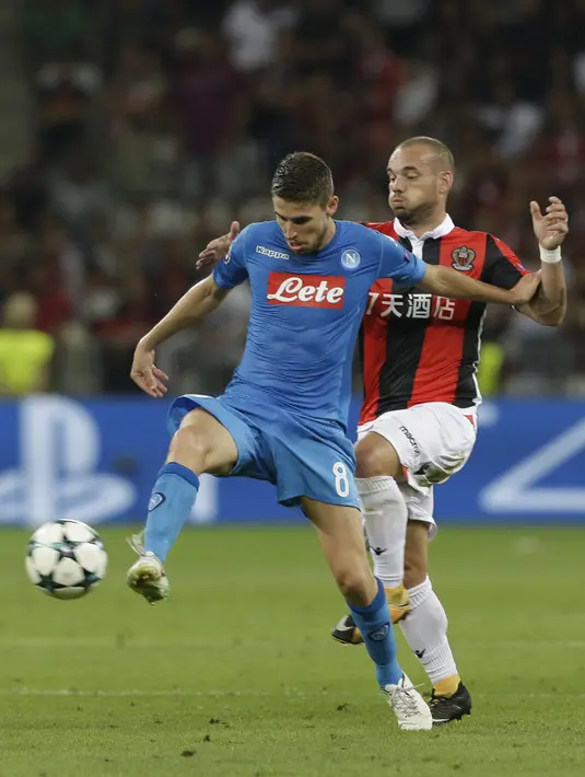 Pemain Nice, Wesley Sneijder (kanan) berusaha merebut bola dari pemain Napoli, Jorginho pada leg kedua kualifikasi Liga Champions di Stadion Allianz Riviera, Nice (22/8/2017). Napoli menang agregat 4-0. (AP/Claude Paris)