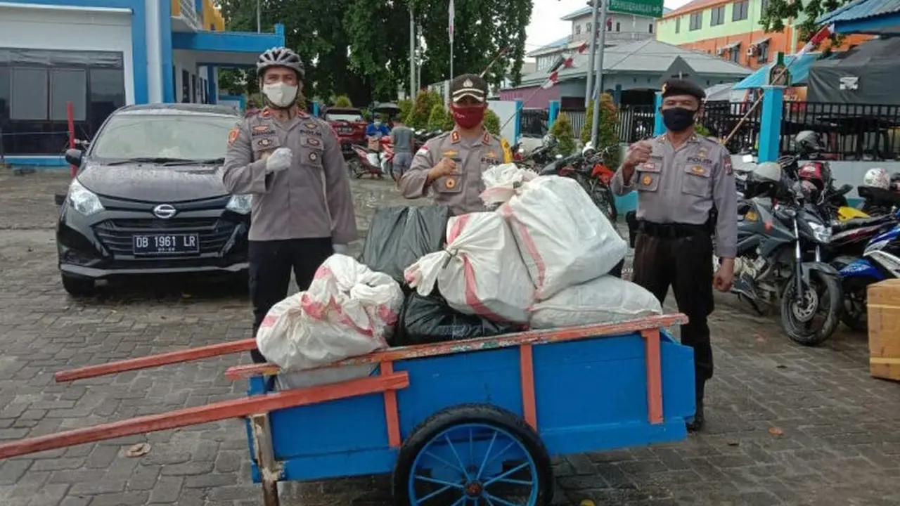 Saat kapal tiba, Kapolsek Melonguane Ipda Dedy Matahari bersama anggota Polsek langsung merazia, dan berhasil menyita miras jenis cap tikus yang dikemas dalam botol ukuran 600 ml.