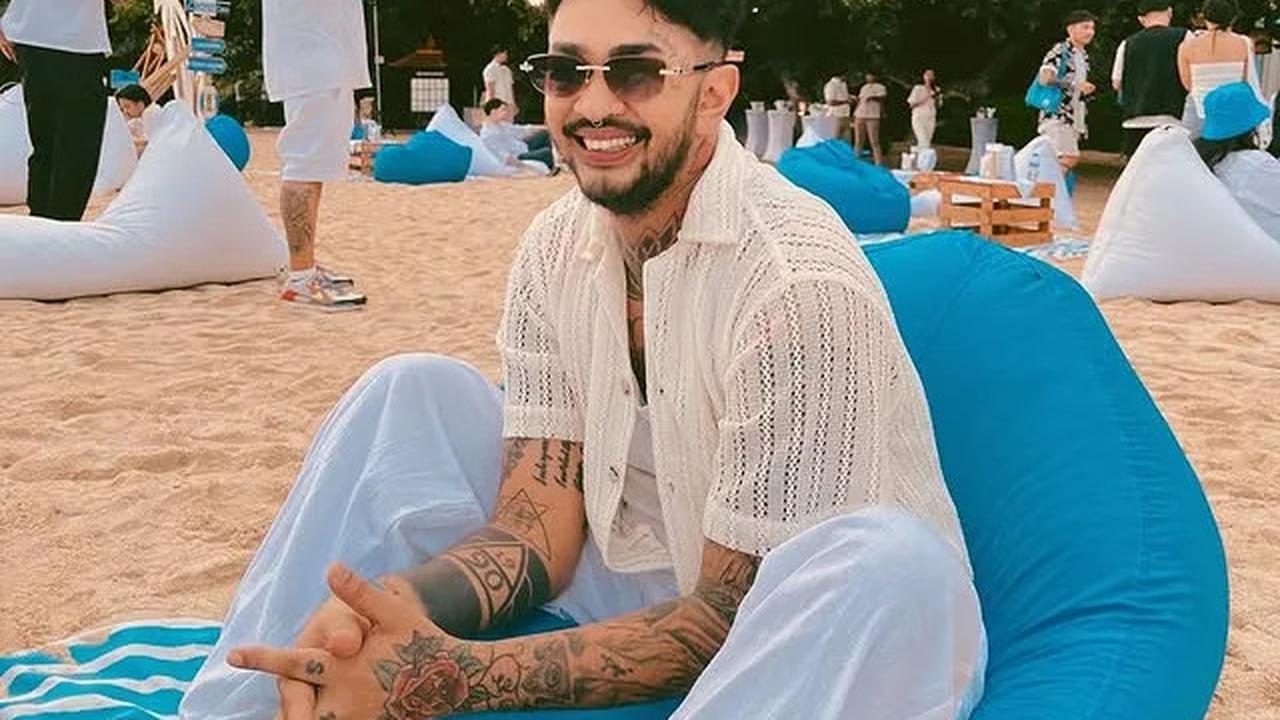 Onadio Leonardo sedang di pantai