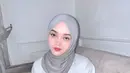 Dalam kunjungannya, artis berusia 23 tahun ini tampil dengan gaya kasual namun tetap memancarkan pesona elegan. Putri Delina memilih mengenakan sweater crewneck berwarna netral yang nyaman dipadukan dengan celana cargo, menciptakan kesan santai dan modis. Penampilannya semakin serasi dengan jilbab berwarna abu-abu yang melengkapi keseluruhan look-nya. (Liputan6.com/IG/@putridelinaa)