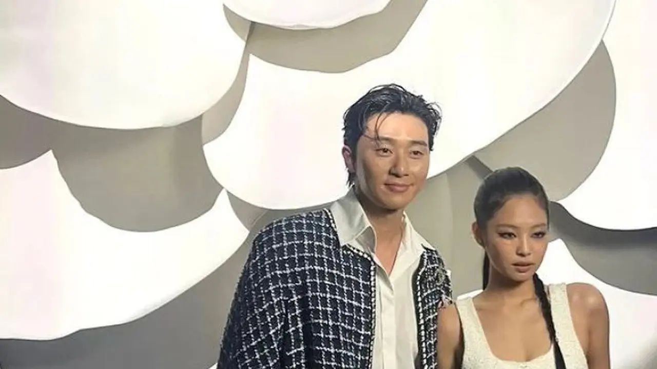 Potret Serasi Jennie BLACKPINK dan Park Seo Joon di Show Chanel Paris Fashion Week 2023 yang Bikin Fans Menjerit