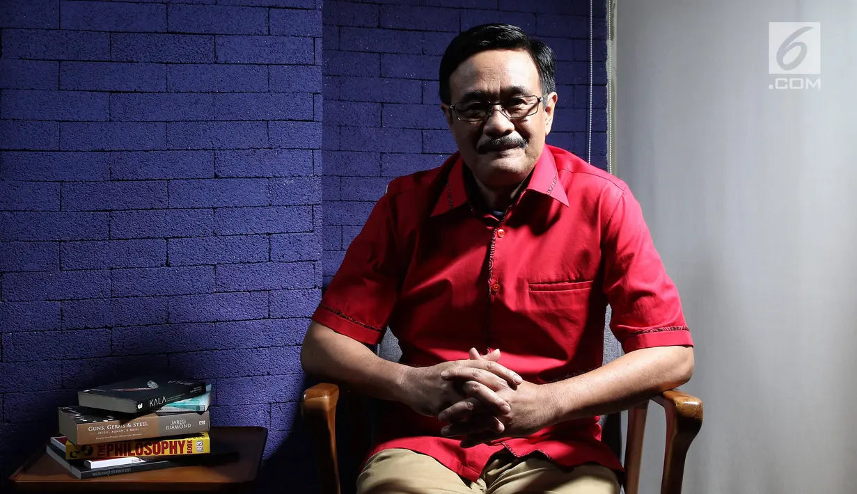 Pembina Bara Baja Djarot Saiful Hidayat berpose saat pemotretan di kantor KLY, Jakarta, Rabu (19/9). Sebelumnya, Djarot menjabat Pelaksana Tugas Gubernur DKI Jakarta sejak 9 Mei 2017 menggantikan Basuki Tjahaja Purnama. (Liputan6.com/Herman Zakharia)