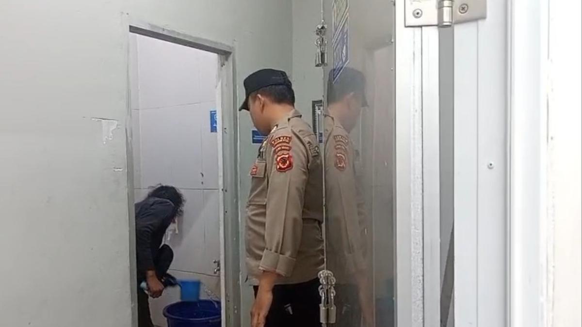 Fakta Mengejutkan Pria Misterius Mengurung Diri di Toilet Minimarket