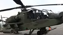 Tampilan samping helikopter Apache yang dipamerkan pada pameran Alat Utama Sistem Persenjataan TNI di Kawasan Monas, Jakarta, Kamis (27/9). Pameran ini berlangsung hingga 29 September. (Liputan6.com/Helmi Fithriansyah)