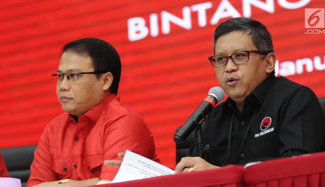 Sekjen Partai Demokrasi Indonesia Perjuangan, Hasto Kristiyanto (kanan) memberi keterangan terkait persiapan HUT PDIP ke-45 di Jakarta, Selasa (9/1). Puncak HUT PDIP ke-45 akan dilangsungkan di JCC, Rabu (10/1). (Liputan6.com/Helmi Fithriansyah)