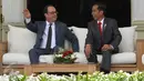 Presiden Joko Widodo (Jokowi) mengajak Presiden Prancis Francois Hollande berbincang di beranda Istana Merdeka, Jakarta, Rabu (29/3). Hollande merupakan Presiden Prancis pertama yang berkunjung ke Indonesia sejak 30 tahun lalu. (Liputan6.com/Angga Yuniar)