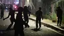 Massa dari berbagi elemen mahasiswa  dan masyarakat melakukan perlawanan usai dipukul mundur  polisi di kawasan Slipi, Jakarta, Kamis, 27 Agustus 2026. (KLY/ Arie Basuki)