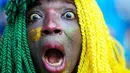 Seorang suporter dari Kamerun bereaksi sebelum dimulainya pertandingan sepak bola Grup G Piala Dunia 2022 antara Swiss dan Kamerun di Stadion Al Janoub, Al Wakrah, Qatar, Kamis (24/11/2022). (AP Photo/Petr Josek)
