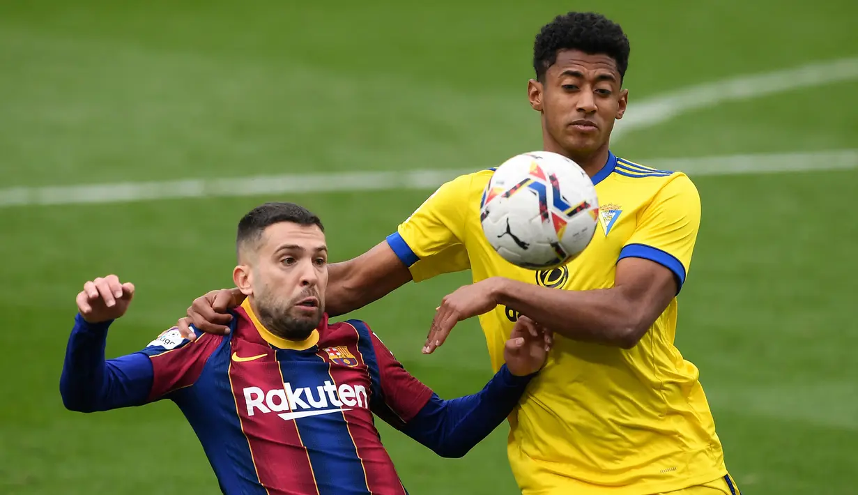 Anthony Lozano (kanan) merupakan penyerang di salah satu klub semenjana Liga Spanyol, Cadiz. Hebatnya, ia mampu menorehkan namanya di daftar pencetak hattrick musim ini. Lozano mencetak tiga gol tersebut saat laga melawan Villarreal. Sayangnya, pertandingan berakhir dengan skor 3-3. (AFP/Josep Lago)