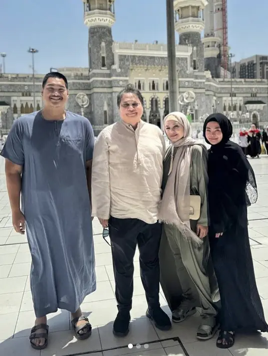 Sedangkan Yanti Airlangga memilih busana nuansa earth tone yang hadirkan pesona gaya begitu manis.