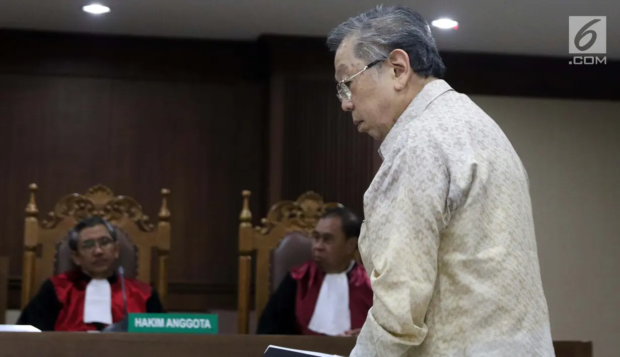 Terdakwa korupsi pengelolaan dana pensiun PT Pertamina, Edward Soeryadjaya saat menjalani sidang putusan di PN Jakarta Pusat, Kamis (10/1). Edward dinyatakan bersalah, dihukum 12 tahun 6 bulan penjara, denda Rp 500 juta. (Liputan6.com/Helmi Fithriansyah)