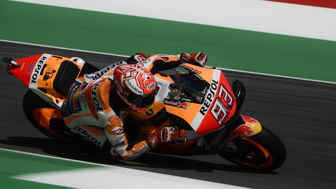 Marc Marquez bikin manuver saat kualifikasi MotoGP Italia (AFP)
