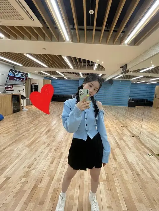 Stylish effortlessly, bisa pilih cardigan dengan model cut out di bagian bahu seperti Dahyun Twice berikut ini (Instagram/twicetagram).