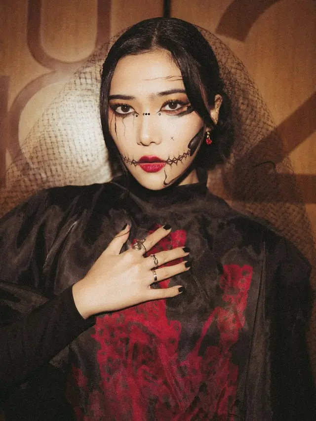 Pesona Misterius Isyana Sarasvati dengan Makeup Wajah Tengkorak Saat Duet Bareng Iwan Fals