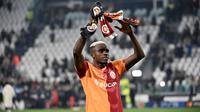 Penyerang Galatasaray asal Nigeria bernomor punggung 45, Victor Osimhen, merayakan golnya setelah pertandingan leg kedua babak play-off babak gugur Liga Champions antara Juventus FC dan Galatasaray SK di stadion Allianz di Turin, pada 26 Februari 2026.
(Isabella BONOTTO/AFP)