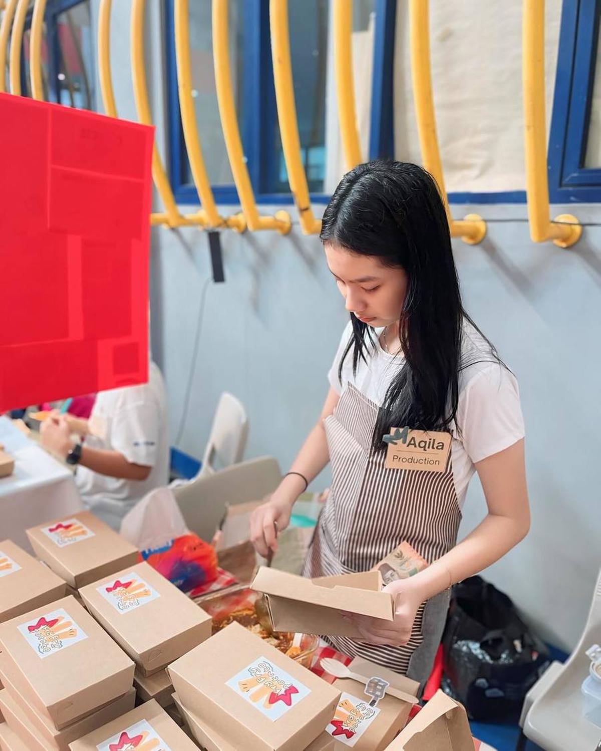 Aqila terlihat menjual 'usaha' kecil-kecilannya, dan sang mama pun tidak melewatkan momen untuk mengabadikannya.