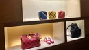 Aksen warna merah, biru, kuning, dan hijau menjadi pemanis dalam produk best seller. Koleksi Men's Collection Louis Vuitton kali ini secara keseluruhan  terlihat lebih hidup dan berjiwa muda.  [ Foto: Fimela.com ]