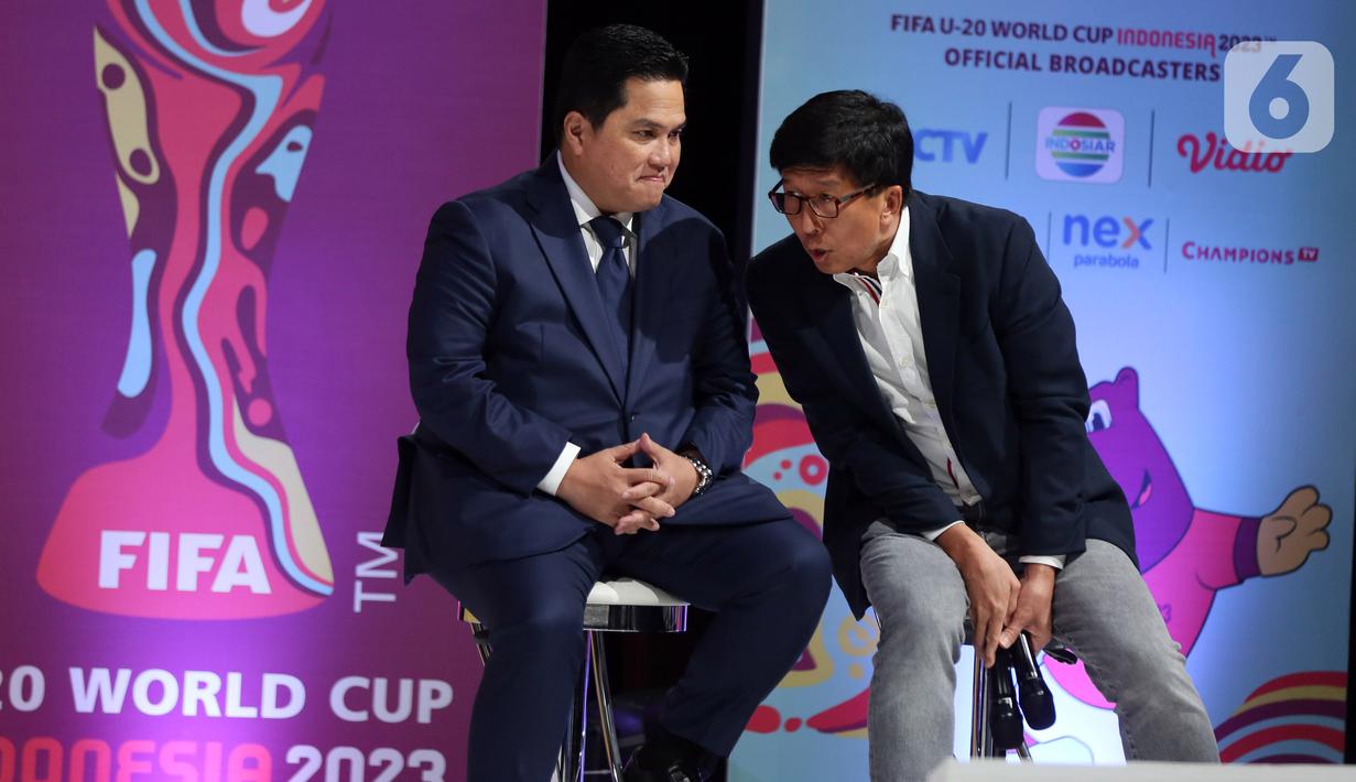 Ketua PSSI sekaligus Menteri BUMN Erick Tohir bersama Direktur SCM Sutanto Hartono dalam jumpa pers di SCTV Tower saat menggelar Jumpa Pers di SCTV Tower, Jakarta, Selasa (28/2/2023). Jumpa pers tersebut terkait Perhelatan Piala Dunia U-20 2023 ini akan disiarkan langsung Emtek Group lewat SCM. Pecinta bola di Indonesia bisa menyaksikan seluruh pertandingan melalui SCTV, INDOSIAR, VIDIO, MOJI, Mentari TV, Nex Parabola, dan Champions TV. (Liputan6.com/Johan Tallo)