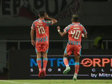 Pesepak bola Persib Bandung Mariano Peralta melakukan selebrasi setelah mencetak gol ke gawang Garudayaksa FC dalam pertandingan pekan ketujuh BRI Super League 2026/2027 di Stadion Pakansari, Cibinong, Minggu (25/10/2026). Persib menang 2-1 atas tuan rumah. (KLY/Budy Santoso)