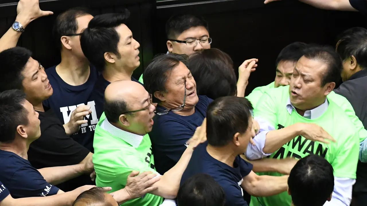 Legislator Taiwan Saling Adu Jotos di Tengah Sidang