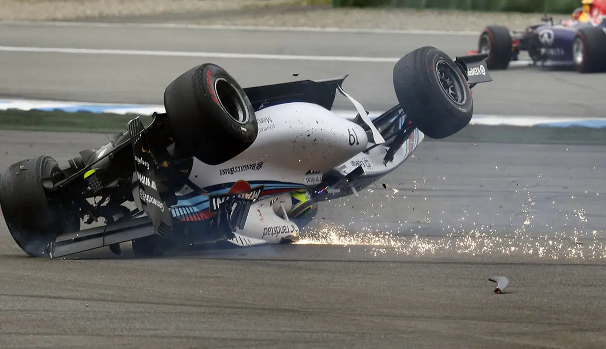 Pembalap Formula Satu dari tim Williams, Felipe Massa, gagal finis setelah mengalami kecelakaan hebat di tikungan pertama GP Jerman di Sirkuit Hockenheim, (20/7/2014). (REUTERS/Kai Pfaffenbach)