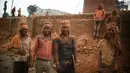 Sejumlah pekerja terlihat di pabrik batu bata di Bhaktapur, Nepal, 30 April 2020. (Xinhua/Sulav Shrestha)