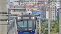 Rangkaian kereta MRT melintas menuju stasiun di Jakarta, Kamis (20/10/2022). Setelah penaikan pada 3 September 2022, rata-rata pengguna MRT per hari mengalami kenaikan rata-rata sebesar 3,8 persen dari 61.014 orang per hari menjadi 63.339 orang per hari. (Liputan6.com/Angga Yuniar)