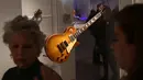 Gitar listrik ditampilkan pada pameran Play It Loud: Instruments of Rock & Roll di Metropolitan Museum of Art di New York, 1 April 2019. Pameran yang menampilkan 130 instrumen yang dipakai sama berbagai musisi tersohor lintas zaman ini dibuka untuk umum mulai 8 April - 1 Oktober 2019 (AP/Seth Wenig)