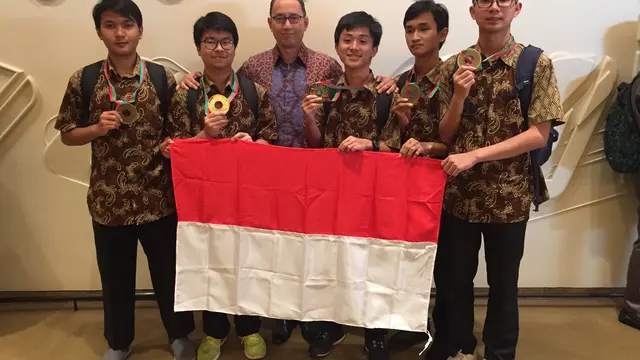Dubes RI untuk Portugal Ibnu Wahyutomo bersama kontingen Indonesia peraih medali dalam Olimpiade Fisika Internasional di Lisabon, Portugal Juli 2018 (sumber: KBRI Lisabon)