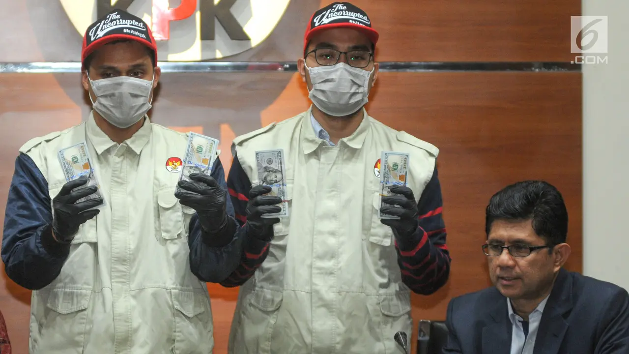 OTT KPK Muara Enim, Petugas Tunjukkan Uang Suap Ribuan Dollar AS