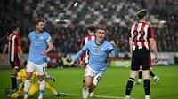 Gelandang Inggris Manchester City Phil Foden merayakan gol kedua timnya selama pertandingan sepak bola Liga Primer Inggris antara Brentford dan Manchester City di Gtech Community Stadium di London pada 14 Januari 2025.Ben STANSALL / AFP
