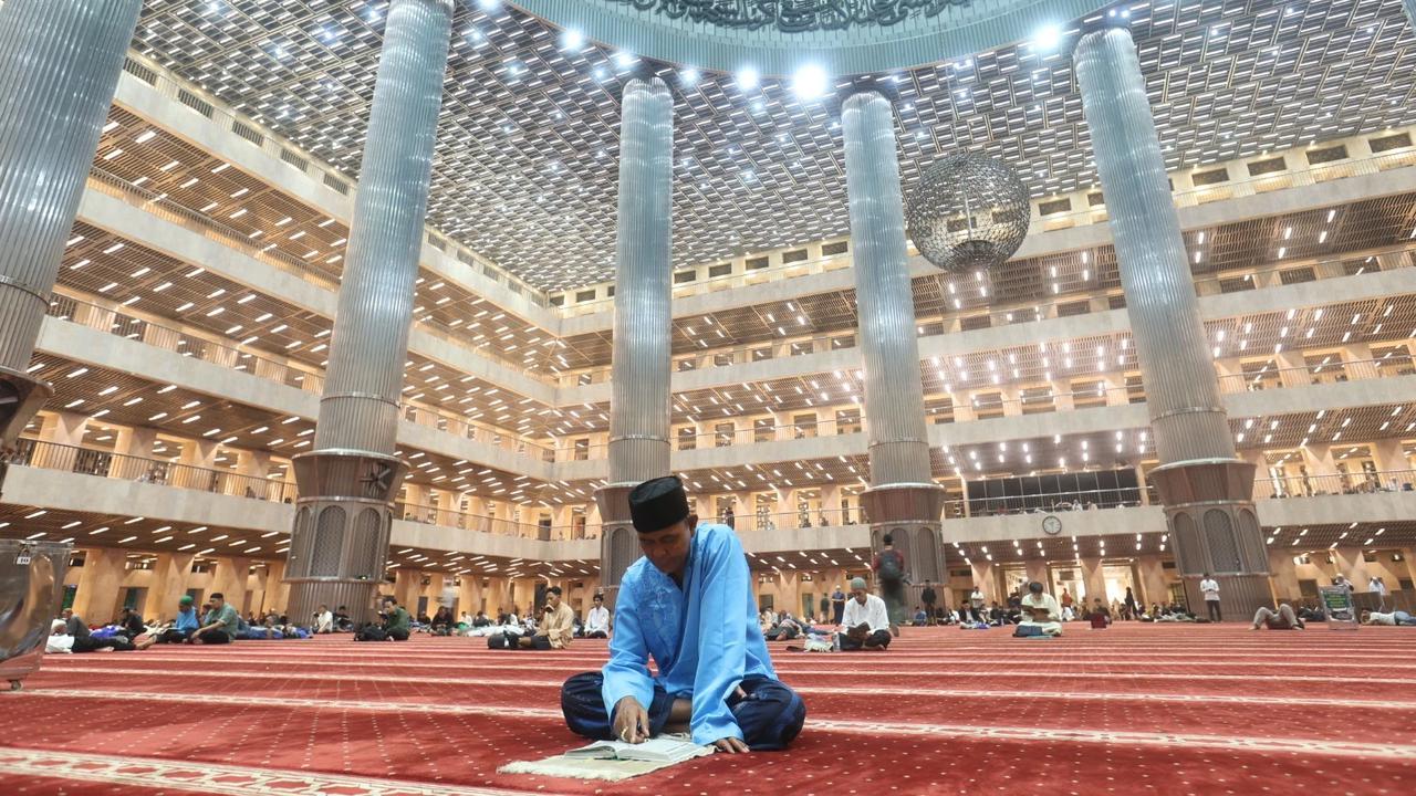 FOTO: Ribuan Jemaah Jalani Itikaf Malam 21 Ramadan di Masjid Istiqlal