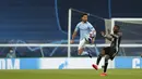 Pemain Manchester City Ilkay Gundogan menendang bola saat menghadapi Lyon pada perempat final Liga Champions di Stadion Jose Alvalade, Lisbon, Portugal, Sabtu (15/8/2020). Lyon mengalahkan Manchester City 3-1. (Miguel A. Lopes/Pool via AP)