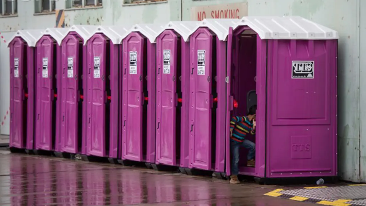Gara-gara Kencing di Toilet Portabel, Alat Vitalnya Hampir Rusak