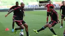 Dua pilar Ajax Amsterdam yang memiliki darah keturunan Indonesia, Kenny Tete (kiri) dan Jairo Reidelwald, tengah berlatih di stadion Ernst Happel, Wina, Selasa (28/7) malam. (Bola.com/Reza Khomaini) 