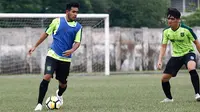 Bek sayap Novan Setya Sasongko mengikuti latihan perdana bersama Persebaya Surabaya di Stadion Jenggolo, Sidoarjo, Kamis (9/1/2019) sore. (Bola.com/Aditya Wany)