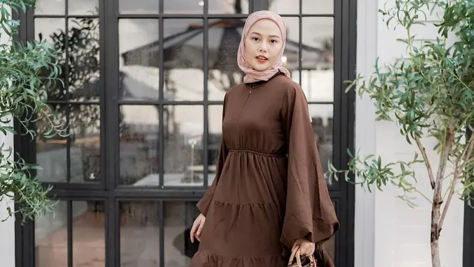 8 Potret Gaya Selebgram Dara Arafah, Inspirasi Tampil Stylish dengan Modest Wear