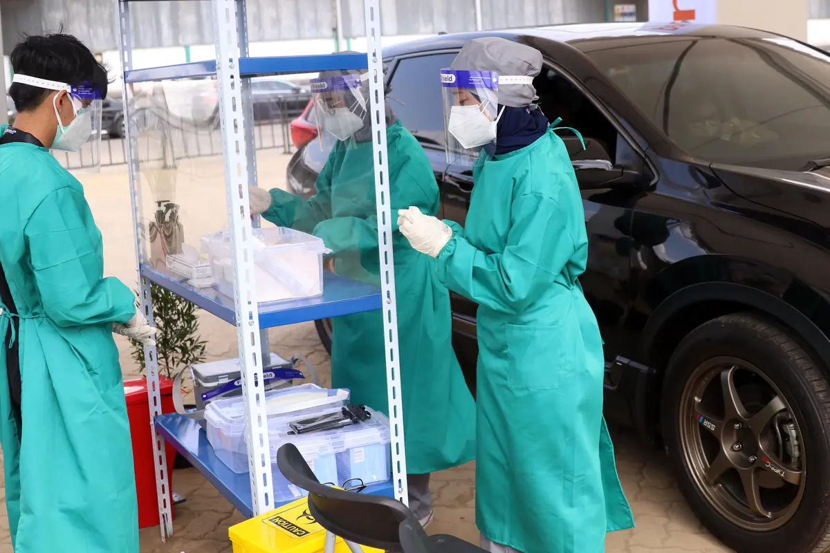 FOTO: Tes PCR dan Antigen Masih Jadi Syarat Beraktivitas