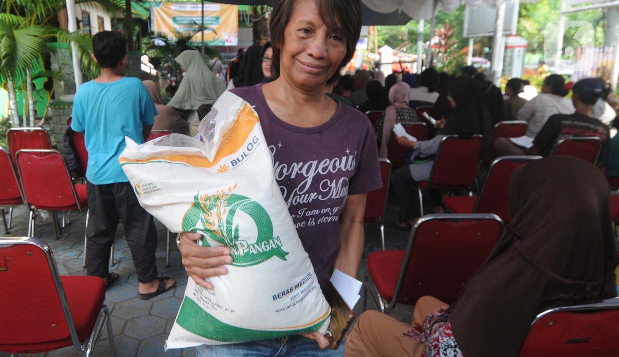Warga sangat antusias dengan adanya bantuan itu karena dapat meringankan beban di tengah kenaikan harga sembako. (merdeka.com/Imam Buhori)